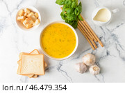 Чаша с вкусным чесночным крем-супом на светлом фоне. Стоковое фото, фотограф Pixel_shot / Фотобанк Лори