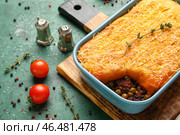 Блюдо для выпечки с вкусным пастушьим пирогом на зеленом фоне, крупным планом. Стоковое фото, фотограф Pixel_shot / Фотобанк Лори