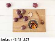 Миска и доска с вкусными маракуйями на светлом деревянном фоне. Стоковое фото, фотограф Pixel_shot / Фотобанк Лори