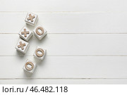 Игра крестики-нолики на белом деревянном фоне. Стоковое фото, фотограф Pixel_shot / Фотобанк Лори