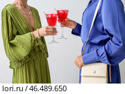 Модницы держат стаканы вкусного вишневого коктейля на светлом фоне, крупным планом. Стоковое фото, фотограф Pixel_shot / Фотобанк Лори