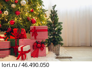 Подарки и елки возле световой завесы. Стоковое фото, фотограф Pixel_shot / Фотобанк Лори
