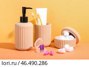 Беруши и банные принадлежности на цветном фоне. Стоковое фото, фотограф Pixel_shot / Фотобанк Лори