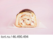 Вкусный бисквитный рулет на розовом фоне. Стоковое фото, фотограф Pixel_shot / Фотобанк Лори