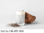 Вкусный пудинг с семенами чиа и кокосовой скорлупой на сером фоне. Стоковое фото, фотограф Pixel_shot / Фотобанк Лори