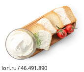 Деревянная доска с сухарями, миска вкусного сливочного сыра и помидоры на белом фоне. Стоковое фото, фотограф Pixel_shot / Фотобанк Лори