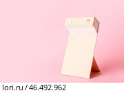 Отрывной календарь на конец года на цветном фоне. Стоковое фото, фотограф Pixel_shot / Фотобанк Лори