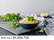 Чаша с вкусным кус-кусом и кинзой на столе. Стоковое фото, фотограф Pixel_shot / Фотобанк Лори