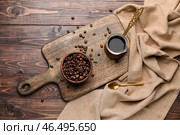 Кофейник и миска с фасолью на деревянном фоне. Стоковое фото, фотограф Pixel_shot / Фотобанк Лори