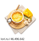Рамекин с вкусным жульеном и ингредиентами на белом фоне. Стоковое фото, фотограф Pixel_shot / Фотобанк Лори
