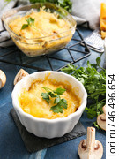 Композиция с вкусным жульеном и ингредиентами на цветном фоне. Стоковое фото, фотограф Pixel_shot / Фотобанк Лори