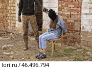 Террорист целится в заложницу на улице. Стоковое фото, фотограф Pixel_shot / Фотобанк Лори