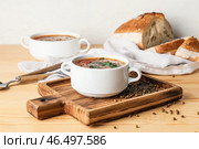 Кастрюля вкусного чечевичного супа на столе. Стоковое фото, фотограф Pixel_shot / Фотобанк Лори