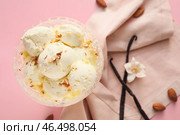 Стеклянная миска с вкусным ванильным мороженым на цветном фоне, крупным планом. Стоковое фото, фотограф Pixel_shot / Фотобанк Лори
