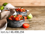 Чаша вкусной сальсы Пико де Галло на столе. Стоковое фото, фотограф Pixel_shot / Фотобанк Лори