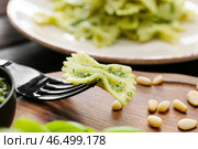 Поедание вкусной пасты песто, крупным планом. Стоковое фото, фотограф Pixel_shot / Фотобанк Лори