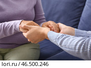 Молодая дочь поддерживает пожилую мать дома, крупным планом. Стоковое фото, фотограф Pixel_shot / Фотобанк Лори