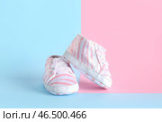 Милые стильные детские туфельки на цветном фоне. Стоковое фото, фотограф Pixel_shot / Фотобанк Лори