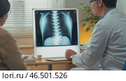 Doctor explaining chest x ray scan results to patient. Стоковое AI-видео, аниматор Юрий Поздников / Фотобанк Лори