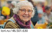 Elderly woman smiling in a crowded place. Стоковое AI-видео, аниматор Юрий Поздников / Фотобанк Лори