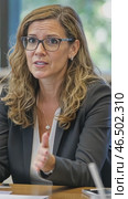 Businesswoman speaking at a conference table. Стоковое AI-видео, аниматор Юрий Поздников / Фотобанк Лори