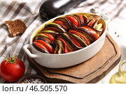 Форма для выпечки с вкусным рагу на столе. Стоковое фото, фотограф Pixel_shot / Фотобанк Лори