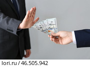 Бизнесмен отказывается принимать взятки на светлом фоне. Понятие коррупции. Стоковое фото, фотограф Pixel_shot / Фотобанк Лори