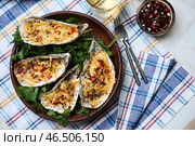 Тарелка с вкусными запеченными устрицами на столе. Стоковое фото, фотограф Pixel_shot / Фотобанк Лори