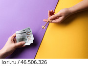 Женские руки, давая друг другу ключ и деньги на цветном фоне. Концепция ипотеки. Стоковое фото, фотограф Pixel_shot / Фотобанк Лори
