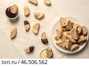 Тарелка с вкусными итальянскими бискотти и соусами на светлом столе. Стоковое фото, фотограф Pixel_shot / Фотобанк Лори