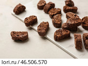 Доска с вкусным итальянским бискотти на белом столе. Стоковое фото, фотограф Pixel_shot / Фотобанк Лори