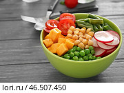 Шар с свежими ингридиентами для vegetable салата на деревянном столе. Диетическое питание. Стоковое фото, фотограф Pixel_shot / Фотобанк Лори