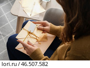 Молодая женщина с полученными письмами на дом. Стоковое фото, фотограф Pixel_shot / Фотобанк Лори