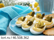 Тарелка с вкусными вареными яйцами на столе. Стоковое фото, фотограф Pixel_shot / Фотобанк Лори