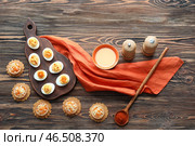 Вкусные яйца с тарталетками на деревянном столе. Стоковое фото, фотограф Pixel_shot / Фотобанк Лори