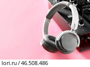 Наушники с современным DJ-микшером на цветном фоне. Стоковое фото, фотограф Pixel_shot / Фотобанк Лори