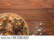 Доска с вкусными артишоками и овощами на деревянном столе. Стоковое фото, фотограф Pixel_shot / Фотобанк Лори
