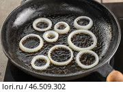 Приготовление вкусных луковых колец в сковороде, крупным планом. Стоковое фото, фотограф Pixel_shot / Фотобанк Лори