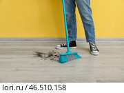 Женщина подметает мусор веником. Стоковое фото, фотограф Pixel_shot / Фотобанк Лори