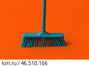 Пластиковый веник для уборки на цветном фоне. Стоковое фото, фотограф Pixel_shot / Фотобанк Лори