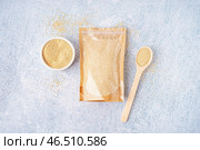 Бумажный пакет, ложка и миска на светлом фоне. Стоковое фото, фотограф Pixel_shot / Фотобанк Лори