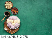 Тарелка вкусного турецкого пишмание, орехи и джезва с кофе на зеленом фоне. Стоковое фото, фотограф Pixel_shot / Фотобанк Лори