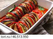 Форма для выпечки с вкусным рагу на столе. Стоковое фото, фотограф Pixel_shot / Фотобанк Лори