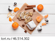 Композиция с вкусным рождественским штолленом на белом деревянном фоне. Стоковое фото, фотограф Pixel_shot / Фотобанк Лори