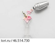 Композиция с стеклом, красивыми цветами и коктейльным шейкером на светлом фоне. Стоковое фото, фотограф Pixel_shot / Фотобанк Лори