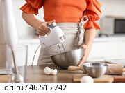 Молодая женщина взбивает яйца миксером для теста на кухне, крупным планом. Стоковое фото, фотограф Pixel_shot / Фотобанк Лори