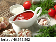 Соусник с вкусным кетчупом на деревянном фоне. Стоковое фото, фотограф Pixel_shot / Фотобанк Лори