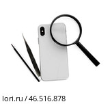 Сломанный мобильный телефон, технические инструменты и лупа на белом фоне. Стоковое фото, фотограф Pixel_shot / Фотобанк Лори