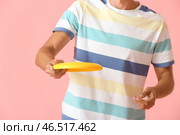 Красивый молодой человек бросает фрисби на розовом фоне, крупным планом. Стоковое фото, фотограф Pixel_shot / Фотобанк Лори