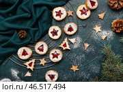 Охлаждающая стойка с вкусным печеньем Linzer на темном фоне. Стоковое фото, фотограф Pixel_shot / Фотобанк Лори